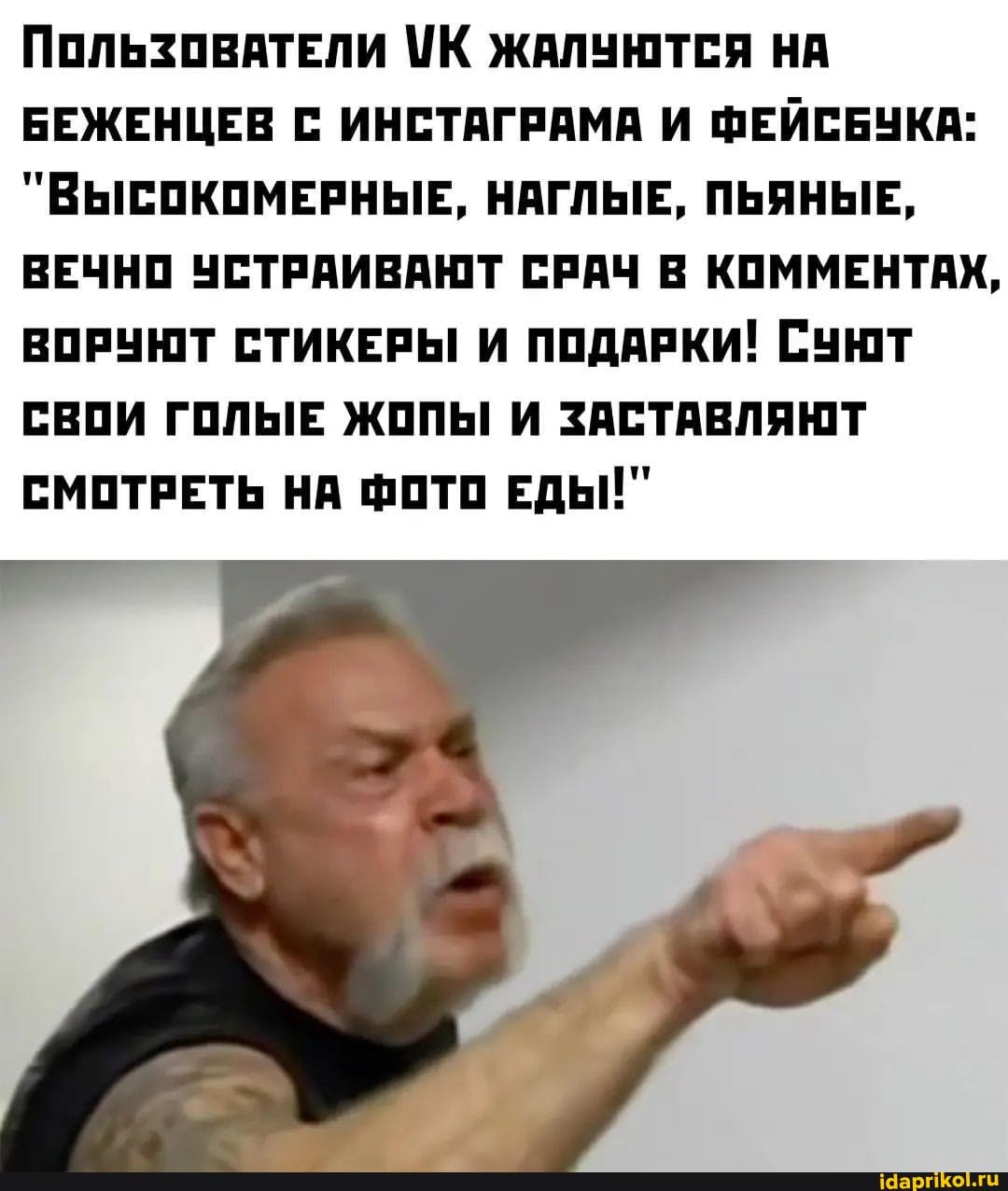 фотографирует свою попку   -